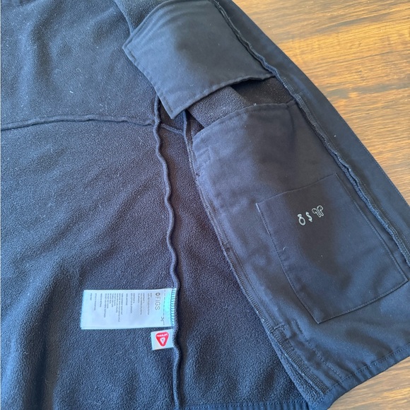 FIGS scrub vest - Picture 6 of 6